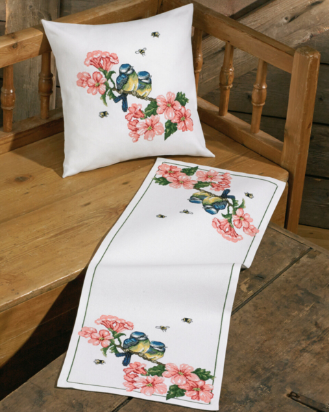 Broderisats Mesar i blommor 33 x 87 cm