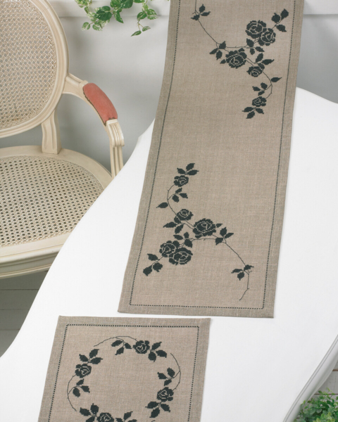 Broderikit Svarta rosor 36 x 110 cm