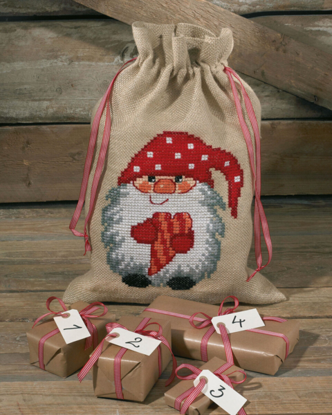 Broderisats Tomte m/hjärta 39 x 55 cm