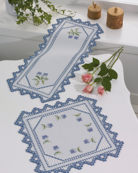 Broderisats Hardanger blå viol 28 x 68 cm