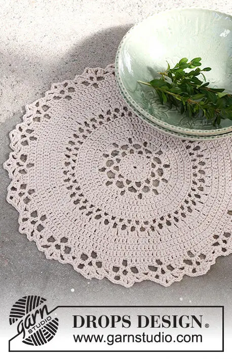0-1507 Holly Doily by DROPS Design