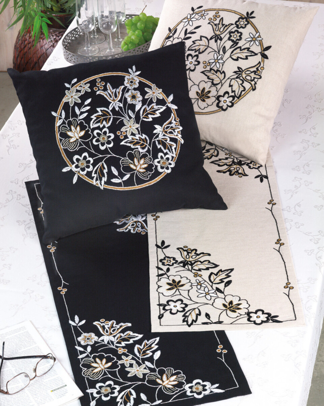 Broderikit Vitt broderi på svart 31 x 85 cm